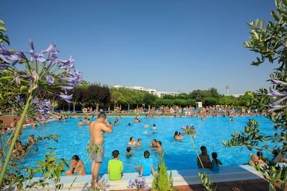Ambiente en una piscina pública de Zaragoza, este sábado.