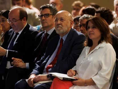 Carolina Darias, Miquel Iceta, Félix Bolaños, José Félix Tezanos y Adriana Lastra, en la presentación del libro sobre Pedro Sánchez del presidente del CIS y ex miembro de la dirección del PSOE.