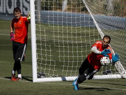 Casillas observa Diego López no treinamento do Real Madrid ontem.