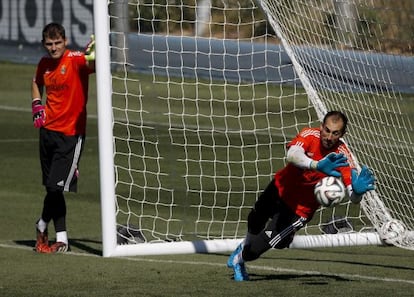 Casillas observa Diego López no treinamento do Real Madrid ontem.