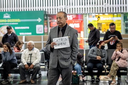 Un hombre sostiene el cartel de bienvenida de una pasajera en la Terminal dos del aeropuerto, en Ciudad de México, este martes