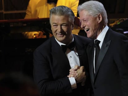 A la izquierda, Alec Baldwin y, a la derecha, el expresidente Bill Clinton en la gala organizada por Spike TV&#039;s &quot;One Night Only: Alec Baldwin&quot;, el pasado s&aacute;bado en Nueva York.