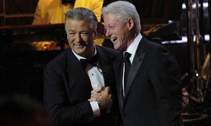A la izquierda, Alec Baldwin y, a la derecha, el expresidente Bill Clinton en la gala organizada por Spike TV&#039;s &quot;One Night Only: Alec Baldwin&quot;, el pasado s&aacute;bado en Nueva York.