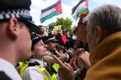 Manifestantes discuten con la policía durante una protesta en apoyo al grupo Acción Palestina, el pasado 6 de septiembre en Londres.