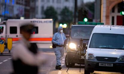 Un polic&iacute;a forense en el lugar del ataque en Londres.