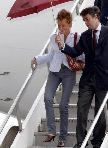 La vicepresidenta primera del Gobierno de España, María Teresa Fernández de la Vega, a su llegada al aeropuerto de Ciudad de Guatemala, punto inicial de su periplo de trece días que la llevará también a Honduras, Nicaragua, Chile, Ecuador y Argentina.