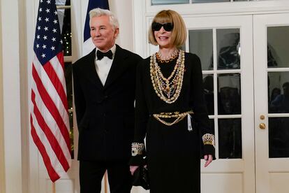 Además, Wintour estuvo acompañada del actor y director australiano Baz Luhrmann, conocido mundialmente por su trabajo al frente de 'Moulin Rouge' y 'El gran Gatsby'.