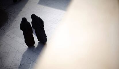 Dos monjas salen de misa de la catedral de Los Ángeles en diciembre de 2010.