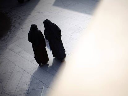 Dos monjas salen de misa de la catedral de Los Ángeles en diciembre de 2010.