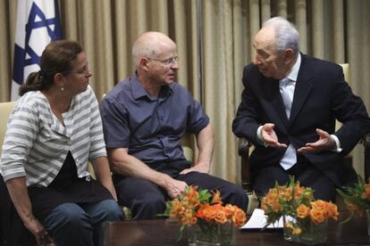 Los padres del soldado secuestrado Gilad Shalit conversan con el presidente israelí, Simon Peres.