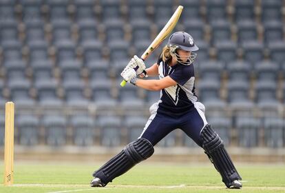 Meg Lanning de los Victoria bats durante la semifinal entre Victoria y Queensland en Blacktown Internacional Sportspark en Sydney, Australia.