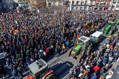 Varios agricultores con sus tractores se unen en Toledo a cientos de ganaderos en una manifestación para reclamar una ley que garantice que los precios de los productos agroalimentarios no estén por debajo de los costes de producción.