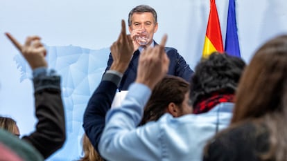 El presidente del Partido Popular, Alberto Núñez Feijóo, este vierenes durante su comparecencia ante los medios para realizar el balance del año 2024.