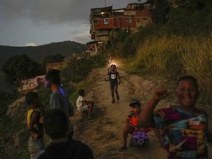 Unos niños juegan a la pelota en Catia (Venezuela).