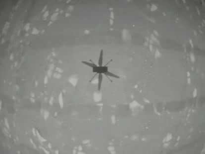 A sombra do 'Ingenuity' em pleno voo captada pelas câmaras do veículo terrestre 'Perseverance'. Em vídeo, o voo do drone.