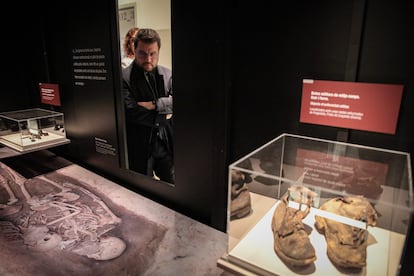 El presidente de la Generalitat, Pere Aragonès, durante su visita este martes a una exposición sobre la exhumación de fosas de la Guerra Civil en Cataluña.