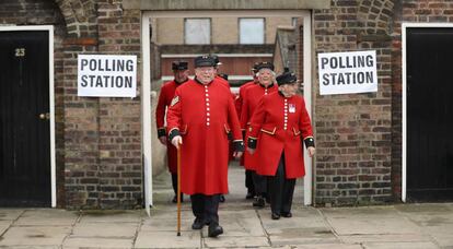 Jubilados de la armada brit&aacute;nica, residentes del Royal Hospital de Chelsea, tras votar este jueves en Londres.