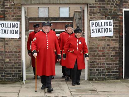 Jubilados de la armada brit&aacute;nica, residentes del Royal Hospital de Chelsea, tras votar este jueves en Londres.