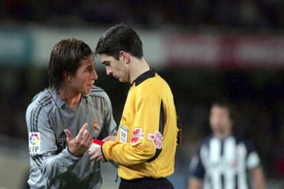 Sergio Ramos discute con el árbitro tras su expulsión.