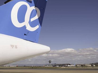 La cola de un avión de Air Europa con la terminal 4 de Barajas de fondo.