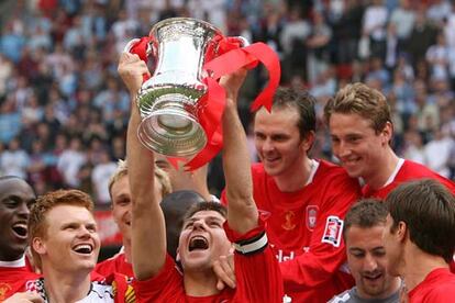 El capitán del Liverpool, Gerrard, levanta el trofeo junto a sus compañeros.