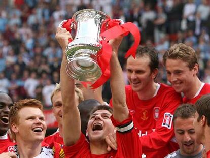 El capitán del Liverpool, Gerrard, levanta el trofeo junto a sus compañeros.