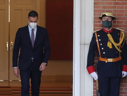 El presidente del Gobierno, Pedro Sánchez, antes de recibir al presidente de Colombia en el palacio de la Moncloa, este jueves.
