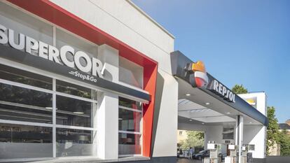 Una estación de servicio Repsol con una tienda Supercor Stop&Go-