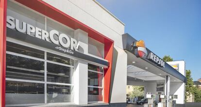 Una estación de servicio Repsol con una tienda Supercor Stop&Go-