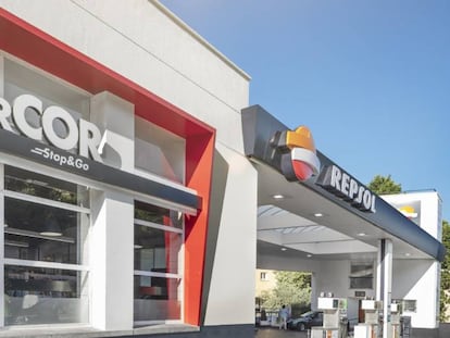 Repsol y El Corte Inglés abrirán 1.000 tiendas Supercor Stop&Go en las estaciones de servicio de la compañía energética en los próximos tres años