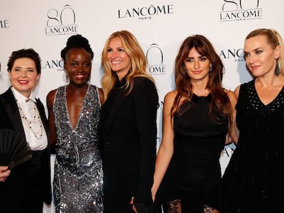 Isabella Rossellini, Lupita Nyongo, Julia Roberts, Penélope Cruz y Kate Winslet, embajadoras de la marca Lancôme, en 2015.  