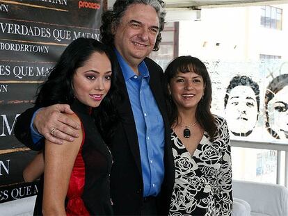 El director Gregory Nava y las actrices Maya Zapata (izq) y Zaure Silvia Gutiérrez (der).