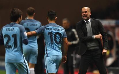 Guardiola da instrucciones a Silva y Agüero tras el gol del Manchester City.