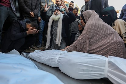 Familiares lloraban la muerte de varios palestinos, este jueves en la ciudad gazatí de Jan Yunis.