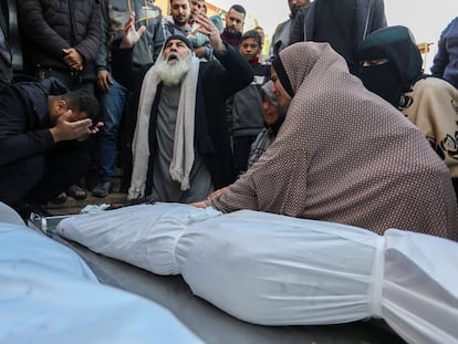 Familiares lloraban la muerte de varios palestinos, este jueves en la ciudad gazatí de Jan Yunis.