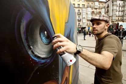 Uno de los participantes en la realización de grafitis en Vitoria.