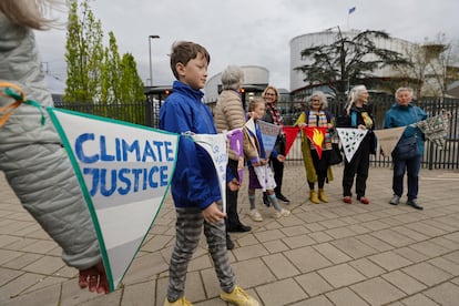 Activistas climáticos esperan la resolución del Tribunal Europeo de Derechos Humanos, en Estrasburgo.