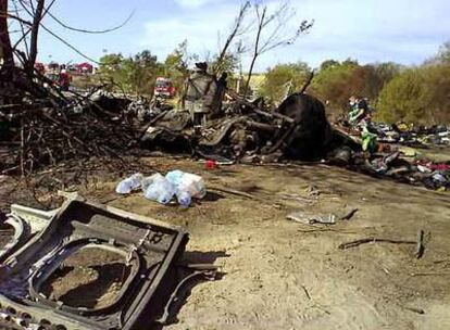 Lugar donde se estrelló el JK5022 el pasado día 20, donde todavía puede verse a los servicios de rescate.