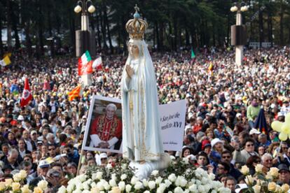 La imagen de la Virgen de Fátima es conducida al altar del santuario donde el Papa ha oficiado hoy una misa