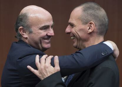 El ministro de Econom&iacute;a espa&ntilde;ol Luis de Guindos junto a su hom&oacute;logo Yanis Varufakis, en Bruselas, el 9 de marzo