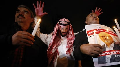 Tres participantes, uno de ellos con un disfraz del príncipe heredero saudí y las manos ensangrentadas, en la vigilia por Khashoggi realizada junto al consulado saudí en Estambul el pasado jueves.