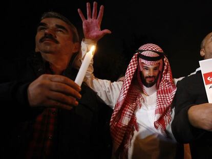 Tres participantes, uno de ellos con un disfraz del príncipe heredero saudí y las manos ensangrentadas, en la vigilia por Khashoggi realizada junto al consulado saudí en Estambul el pasado jueves.