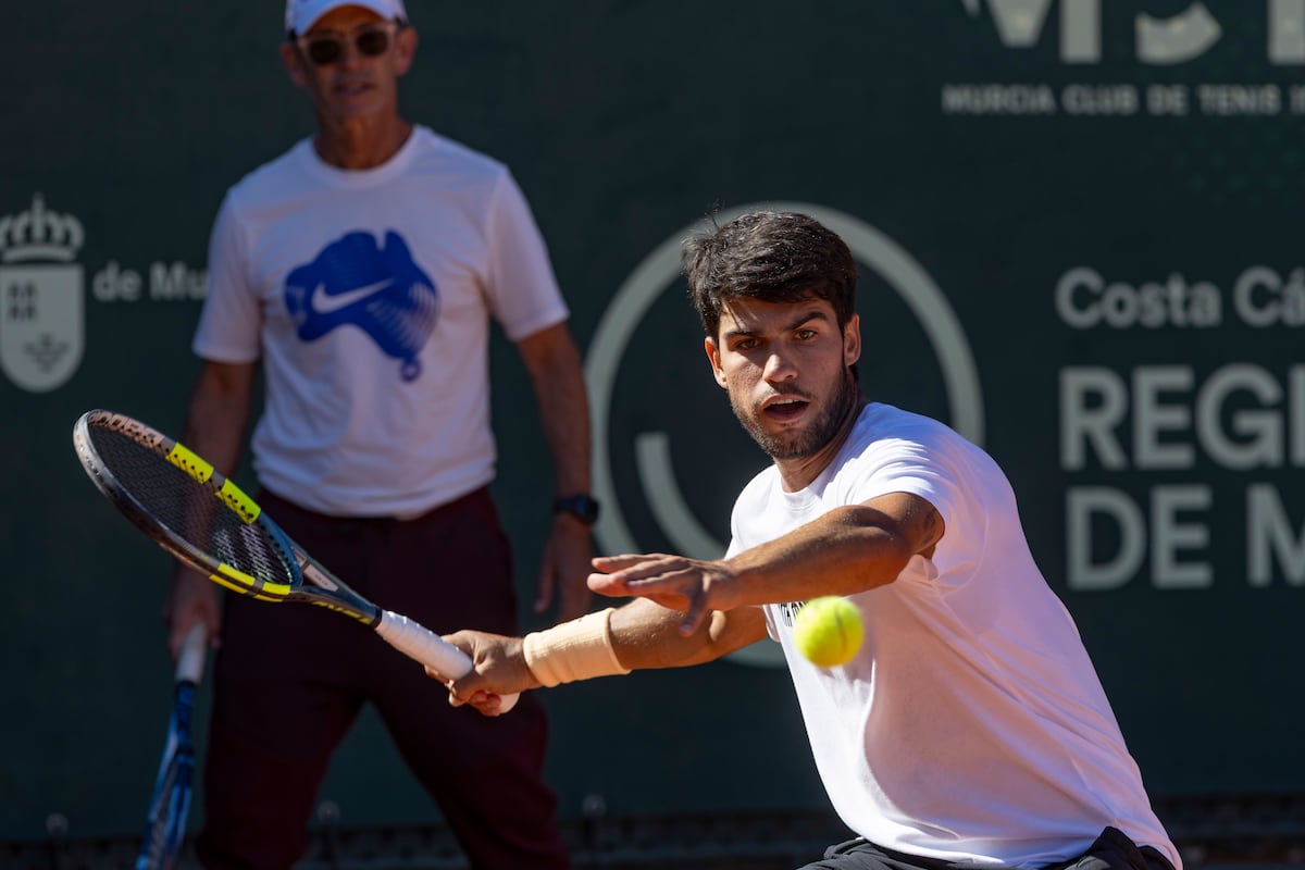 Alcaraz golpeando de derecha
