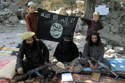 Gul Dali (derecha), líder local del ISIS en Afganistán, junto a unos amigos y familiares.