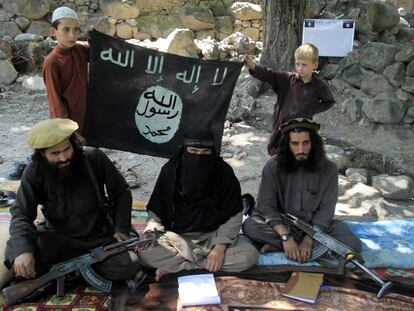 Gul Dali (derecha), l&iacute;der local del ISIS en Afganist&aacute;n, junto a unos amigos y familiares.