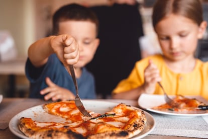 Los expertos recomiendan preparar comida en casa con ingredientes de calidad, como una actividad lúdica en familia, por ejemplo una pizza vegetariana.