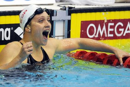 Mireia Belmonte celebra su triunfo en los 400m libre.