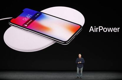 Phil Schiller, responsable global de Marketing de Apple, muestra un nuevo cargador para cargar simultáneamente varios dispositivos Apple.