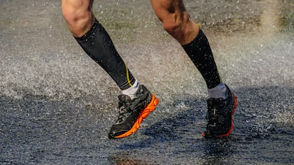 Tus pies estarán secos y protegidos del agua. GETTY IMAGES.