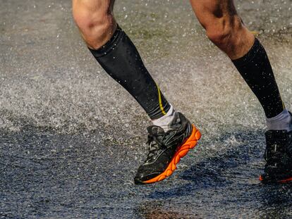 Tus pies estarán secos y protegidos del agua. GETTY IMAGES.